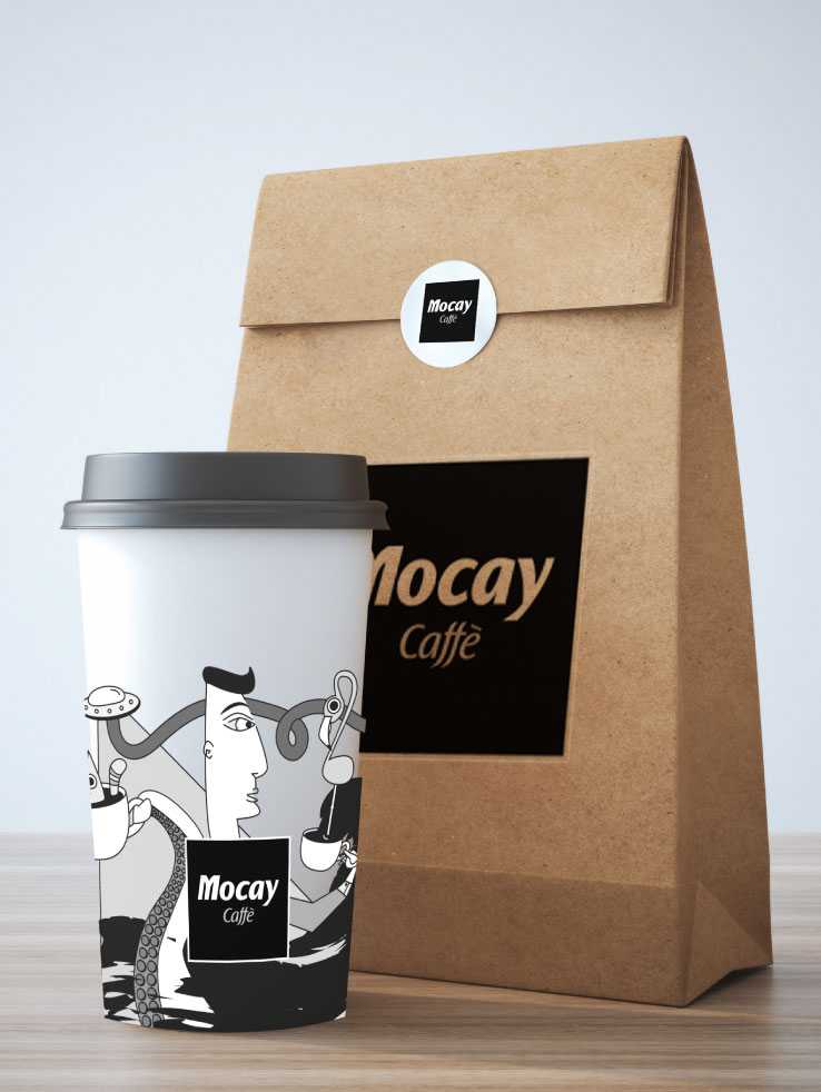 mock up del diseño aplicado en un vaso take away junto a una bolsa de café mocay